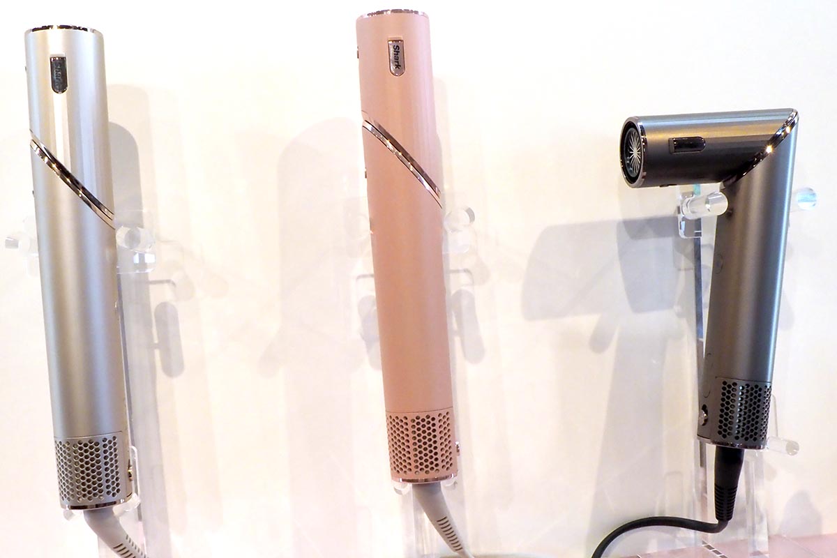 シャークが美容家電に参入。ねじるとドライヤーになるスタイラー