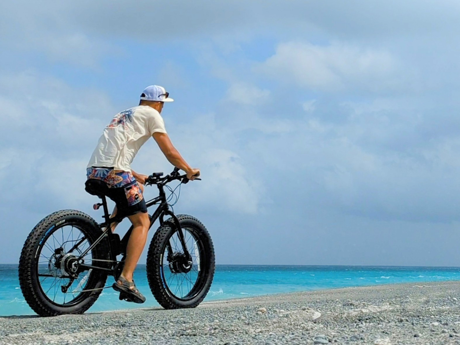 e-bikeな人々】ファットバイクe-bikeを購入し、新島の絶景の海岸線を