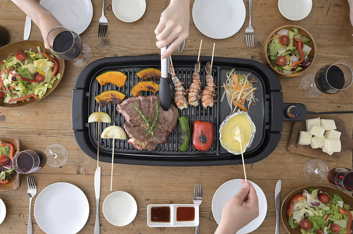 煙と油ハネが少ない山善の焼き肉グリル。大人数向けグランデサイズ登場