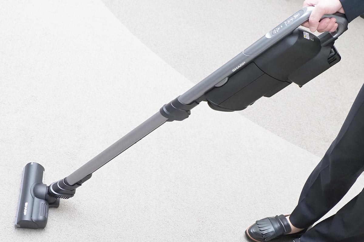 シャープ初の紙パック式スティック掃除機。手が汚れず静かで吸引力が