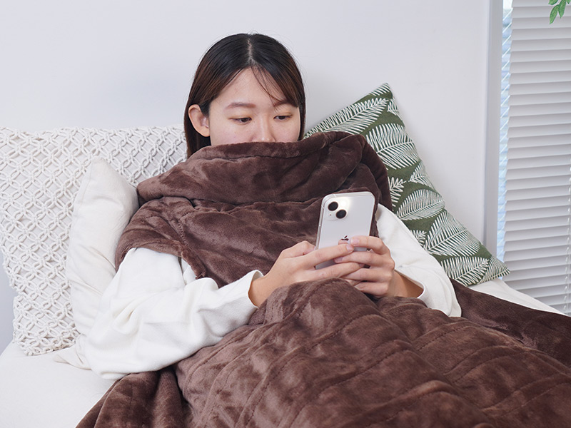 サンコー、スマホやゲームで「だら活」できる腕出し電気毛布 - 家電 Watch