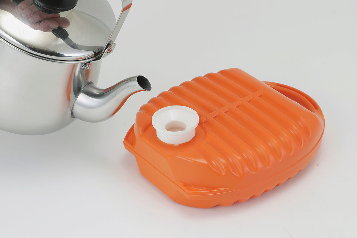 コメリ、じょうご付きでお湯が注ぎやすい湯たんぽ - 家電 Watch