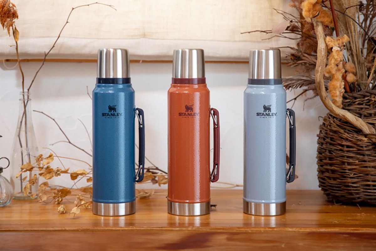 スタンレーのクラシックな真空ボトルに新色 リサイクルステンレス使用