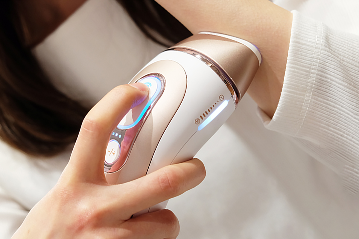 ブラウン、ムダ毛ケアに続けやすい光美容器 肌色や部位ごとに自動調整