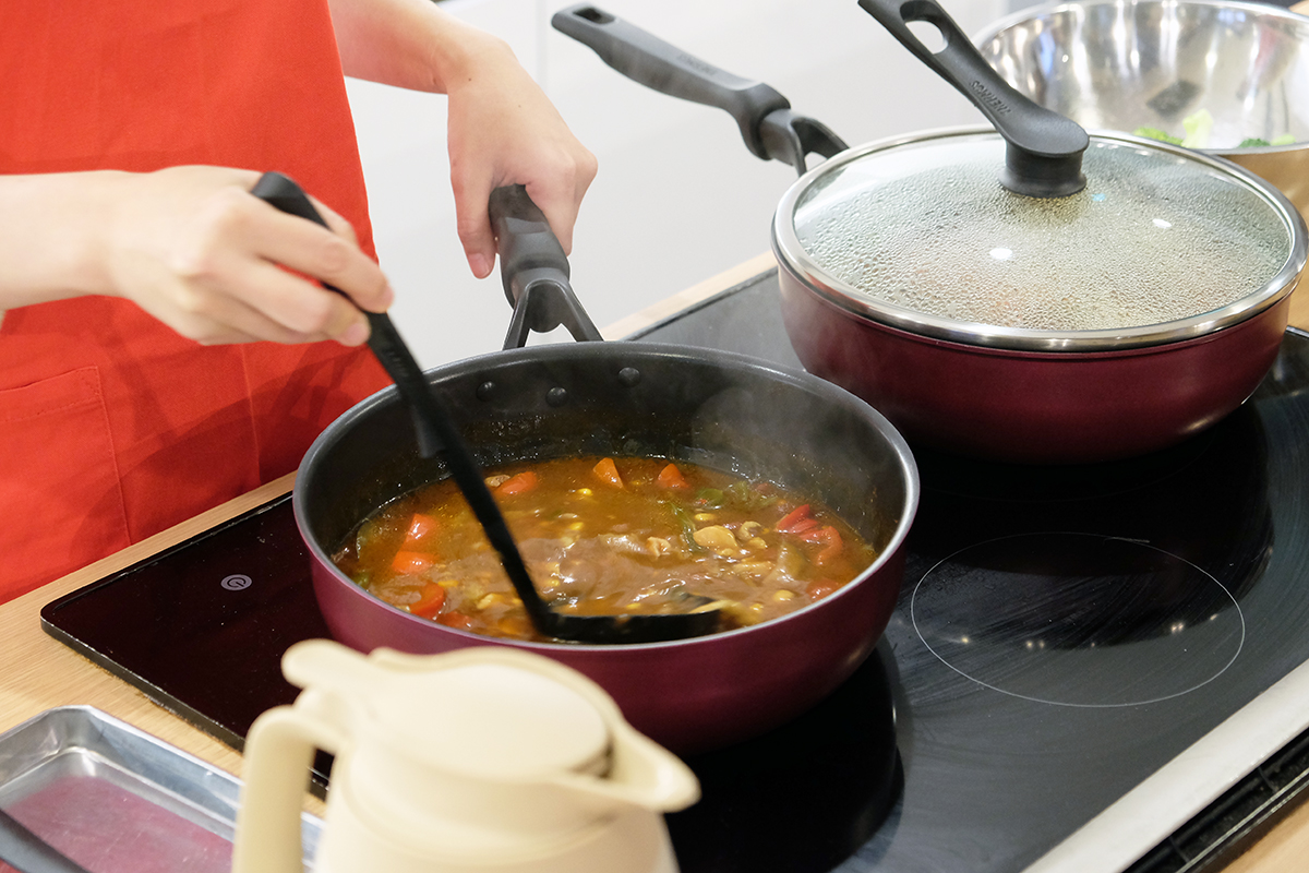 サーモス、定番フライパンを使いやすく刷新 深型でワンパン料理も