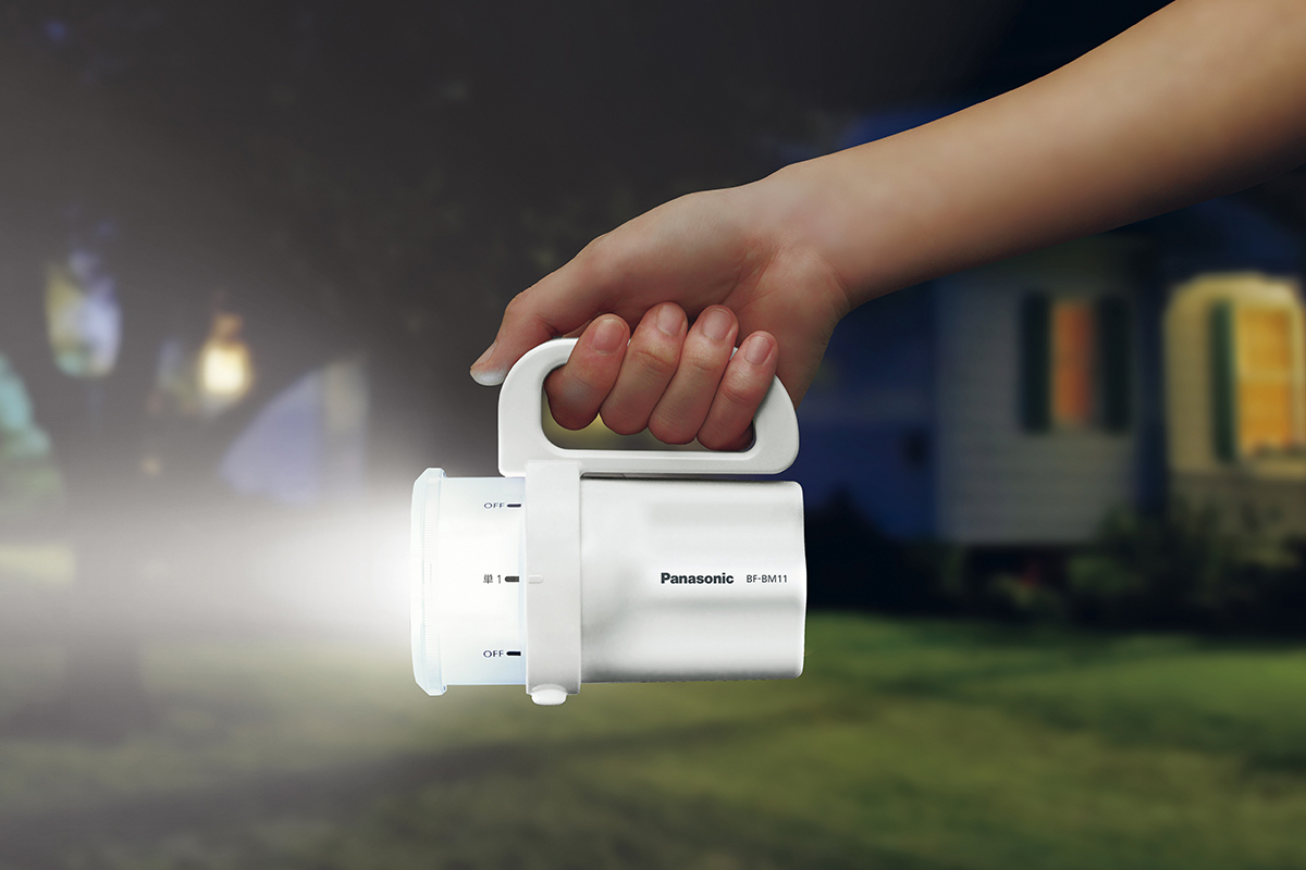パナソニック　懐中電灯　電池がどれでもライト　LED BF-BM10-R レッド パナソニック BF-BM10 LED懐中電灯 「電池がどれでもライト」200lx