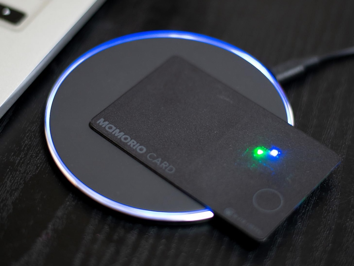 サイフ置き忘れ防止、カード型MAMORIOにワイヤレス充電器同梱 - 家電 Watch