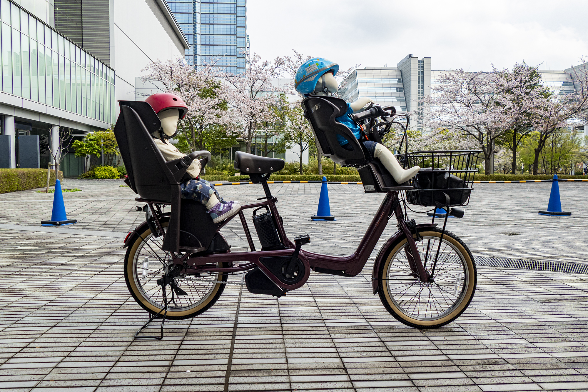 国内初、パナの子供2人乗せ電動アシスト自転車に押し歩きモード 全モデル対応に期待 - 家電 Watch