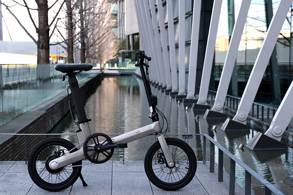大阪万博の関係者モビリティにアキボウのミニベロe-bike「VICCI」採用