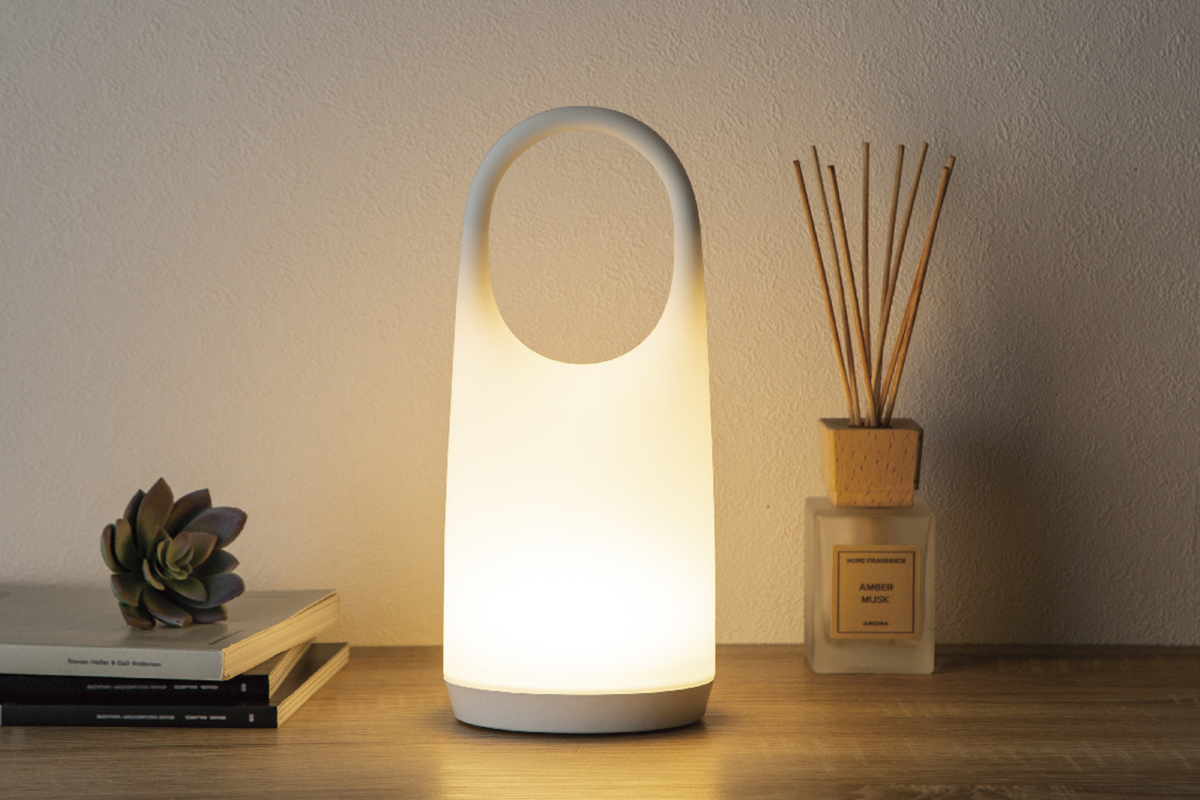 ニトリ、持ち運びやすい形の充電式ランタン - 家電 Watch