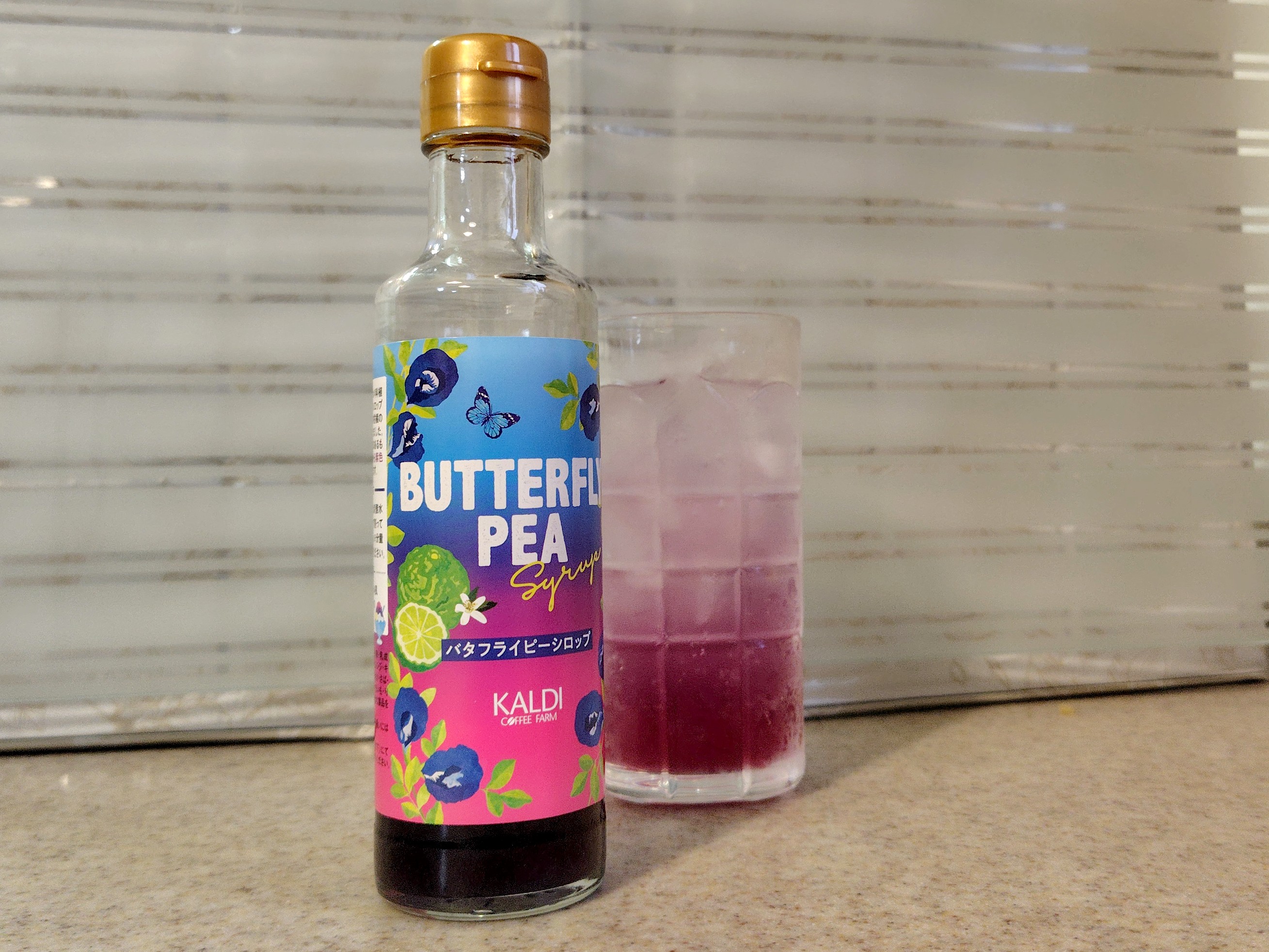 ドリンクの色が青→ピンクに変わる! バタフライピーシロップが楽しい