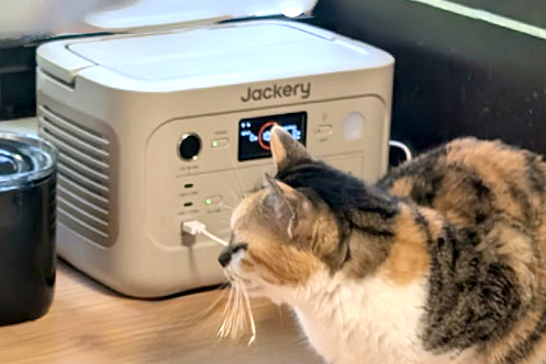 ポータブル電源は夫婦も猫も日常使いでハッピーだから、万が一の出番は