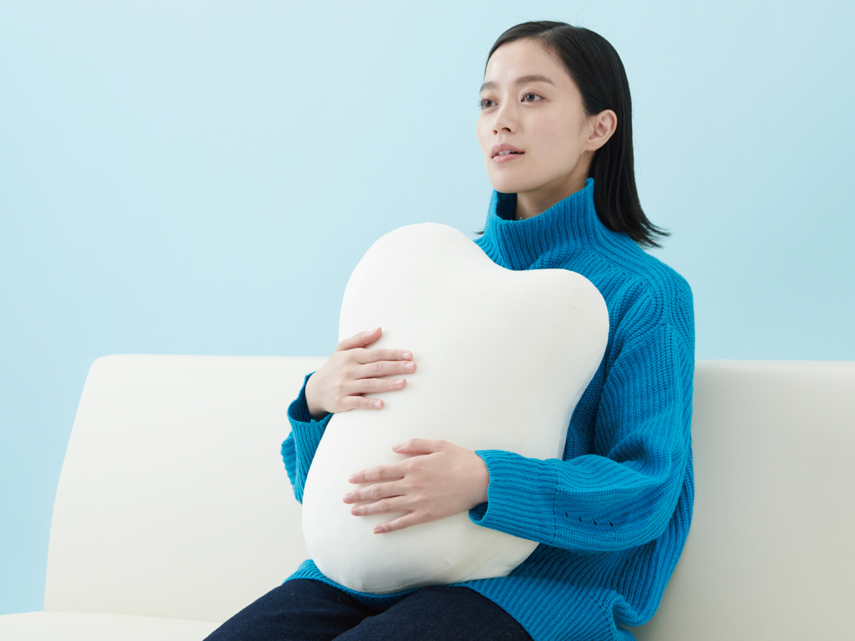 呼吸するクッション「fufuly」抱くと落ち着く - 家電 Watch