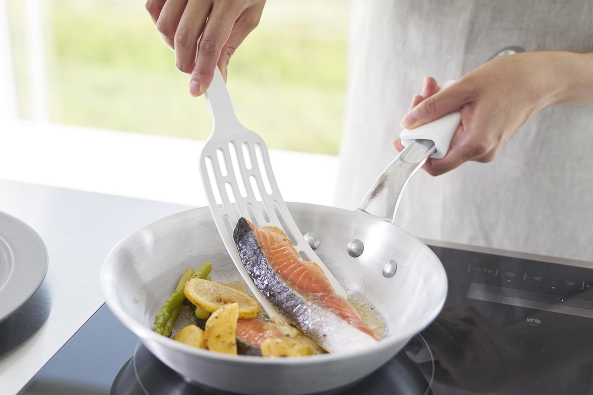 山崎実業、ヘラが長くて鮭くずしにくいフライ返し - 家電 Watch