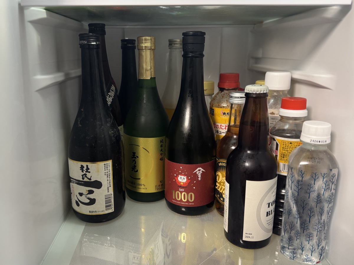 スリムなセカンド冷蔵庫が日本酒の備蓄に活躍! 着せ替えてリビングにも