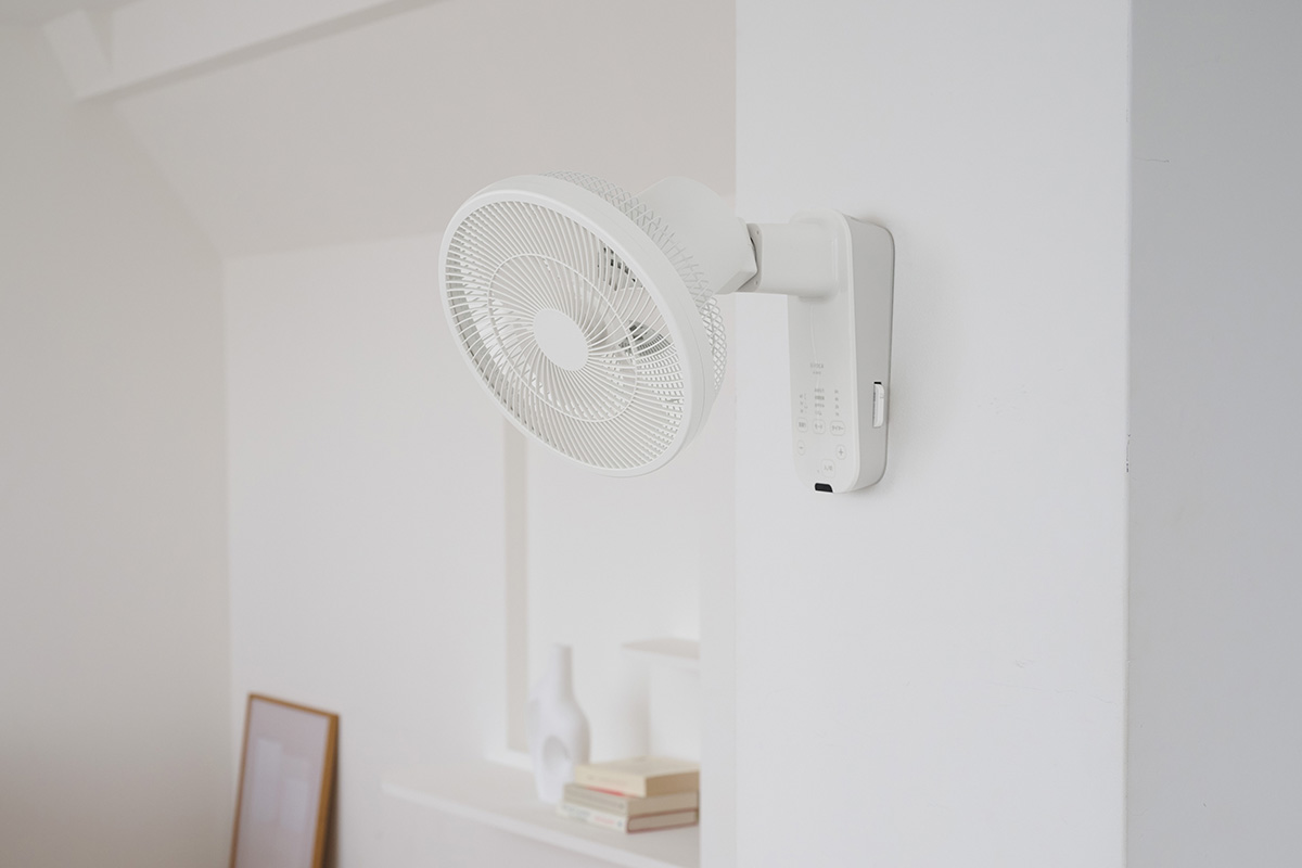 シロカ、置き場所とらない壁掛け扇風機「ふわビューン」 - 家電 Watch