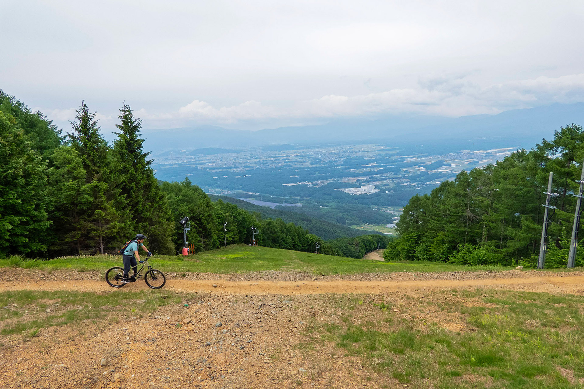 e-MTBでダウンヒルへ! 富士見パノラマリゾートは