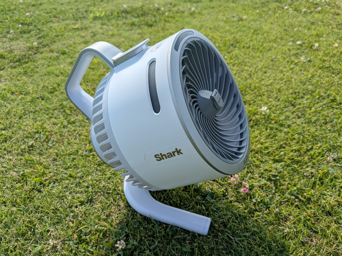 風×ミストで涼しさ倍増! 子供のサッカー試合にコードレス