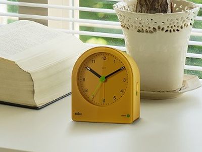 BRAUNの1984年名作をリデザインしたアラームクロック - 家電 Watch
