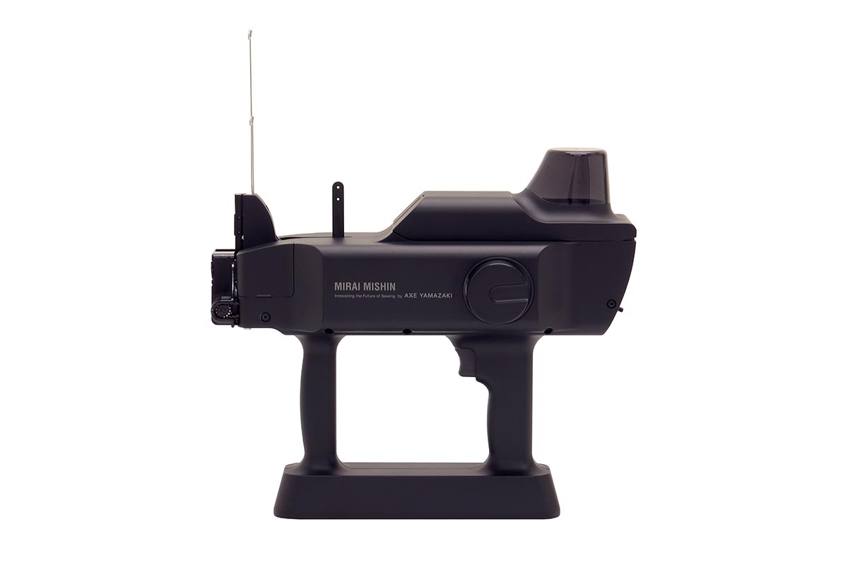 未来のミシン”プロトタイプ完成 ソファなど立体も縫える - 家電 Watch