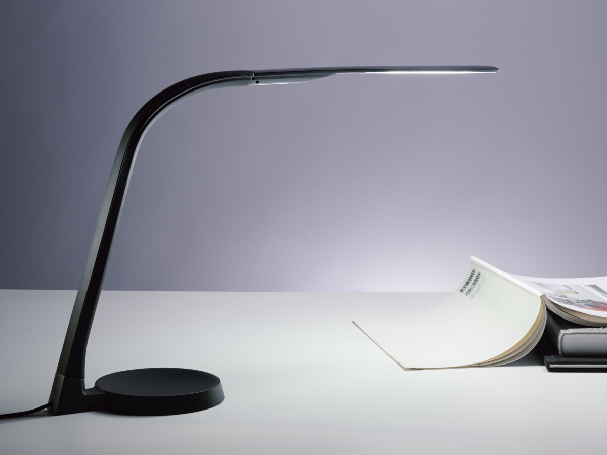 極薄7mmのUSBデスクライト、アーム自在に曲がる - 家電 Watch