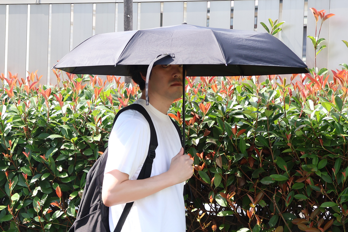 37歳男性、日傘デビュー　ユニクロは3990円で試しやすい【ミニレビュー】