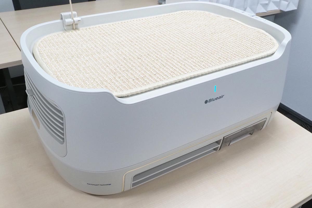ブルーエア初、ネコが乗れるベッド型の空気清浄機 抜け毛処理ラクに