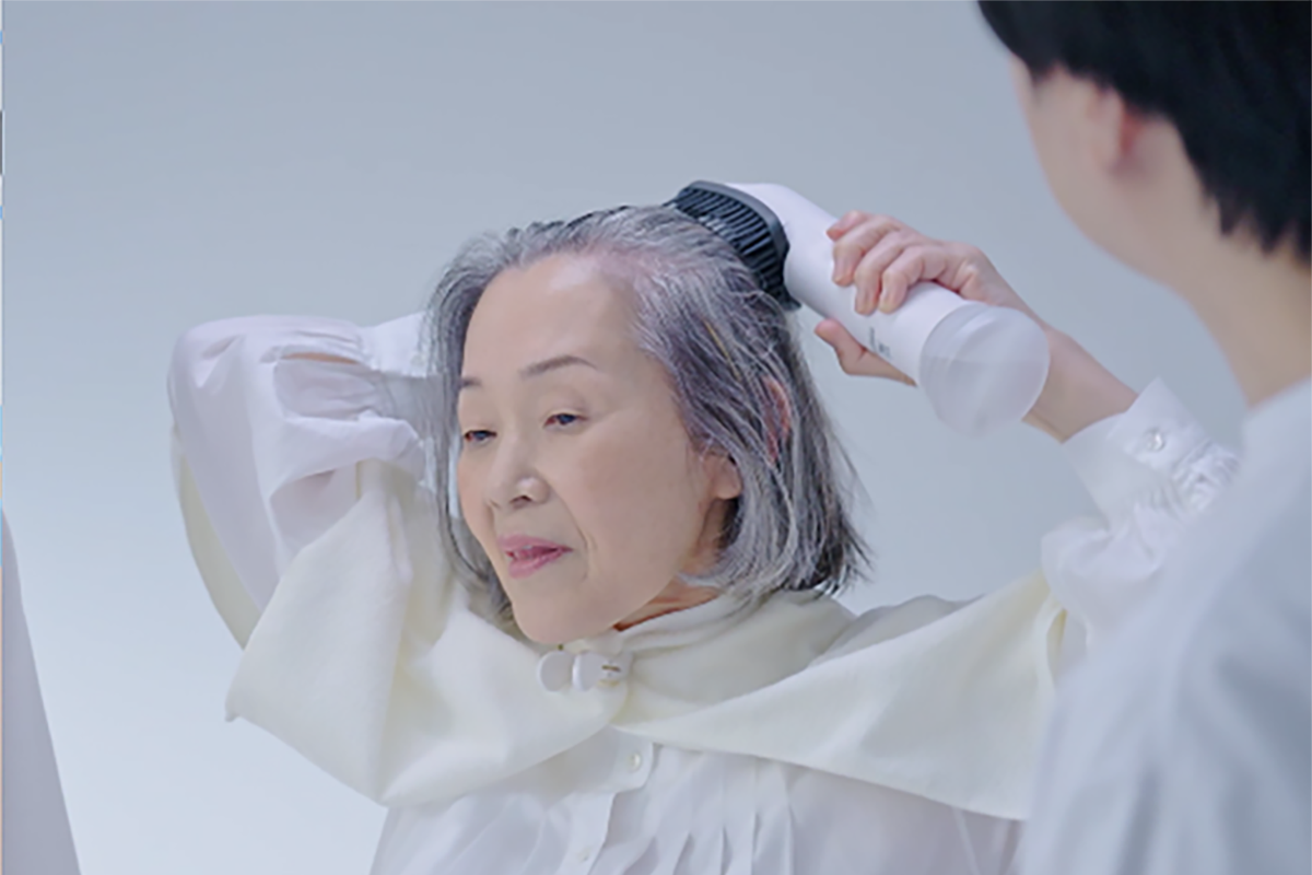 牛乳石鹸から初の家電、少しの水で髪が洗える - 家電 Watch