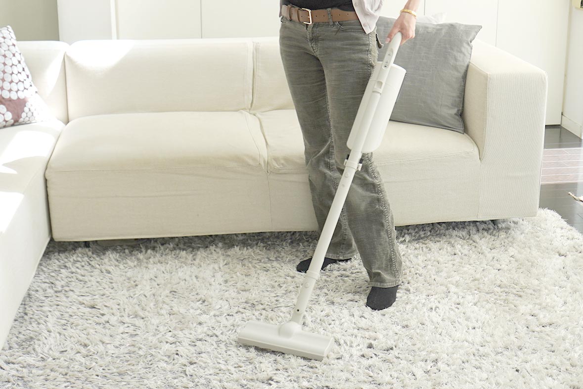 紙パックの掃除機、やっぱり楽! 軽くてパワフルな東芝の「ちょうどよさ