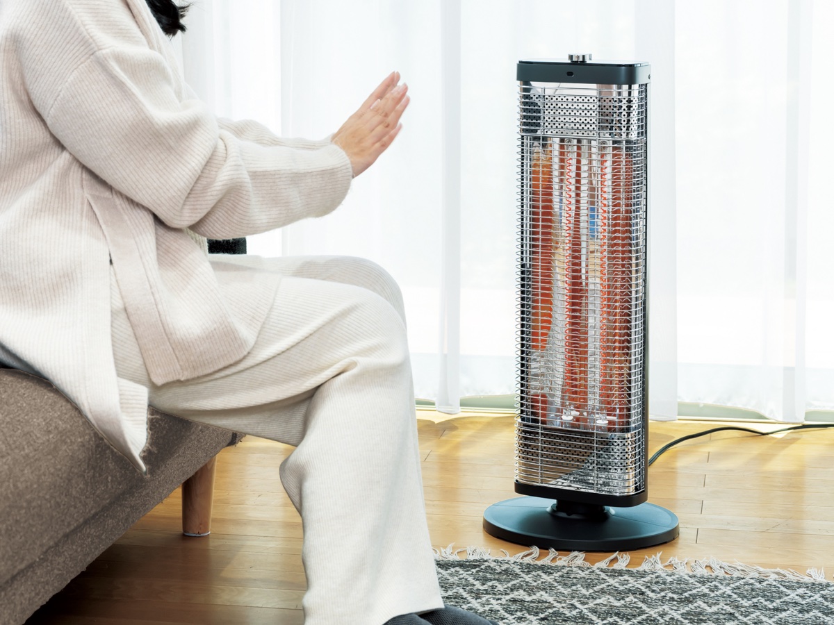 小泉成器の電気ストーブ、人が近づくと弱める自動調節付き