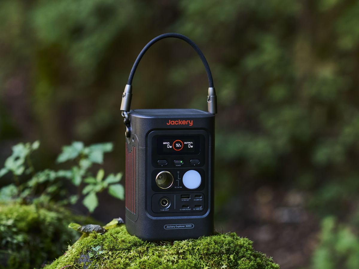 Jackeryの小さめポータブル電源 肩掛けできる縦型 - 家電 Watch