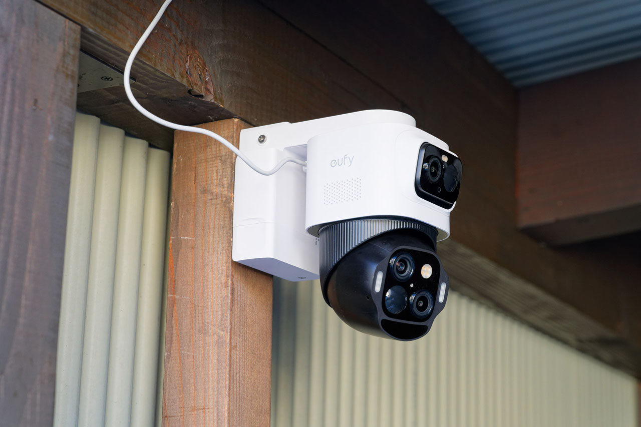 新品 Anker 防犯カメラ 防犯カメラ、固定式 x 追尾式の2-in-1で全て丸見え! Ankerを置いてみて