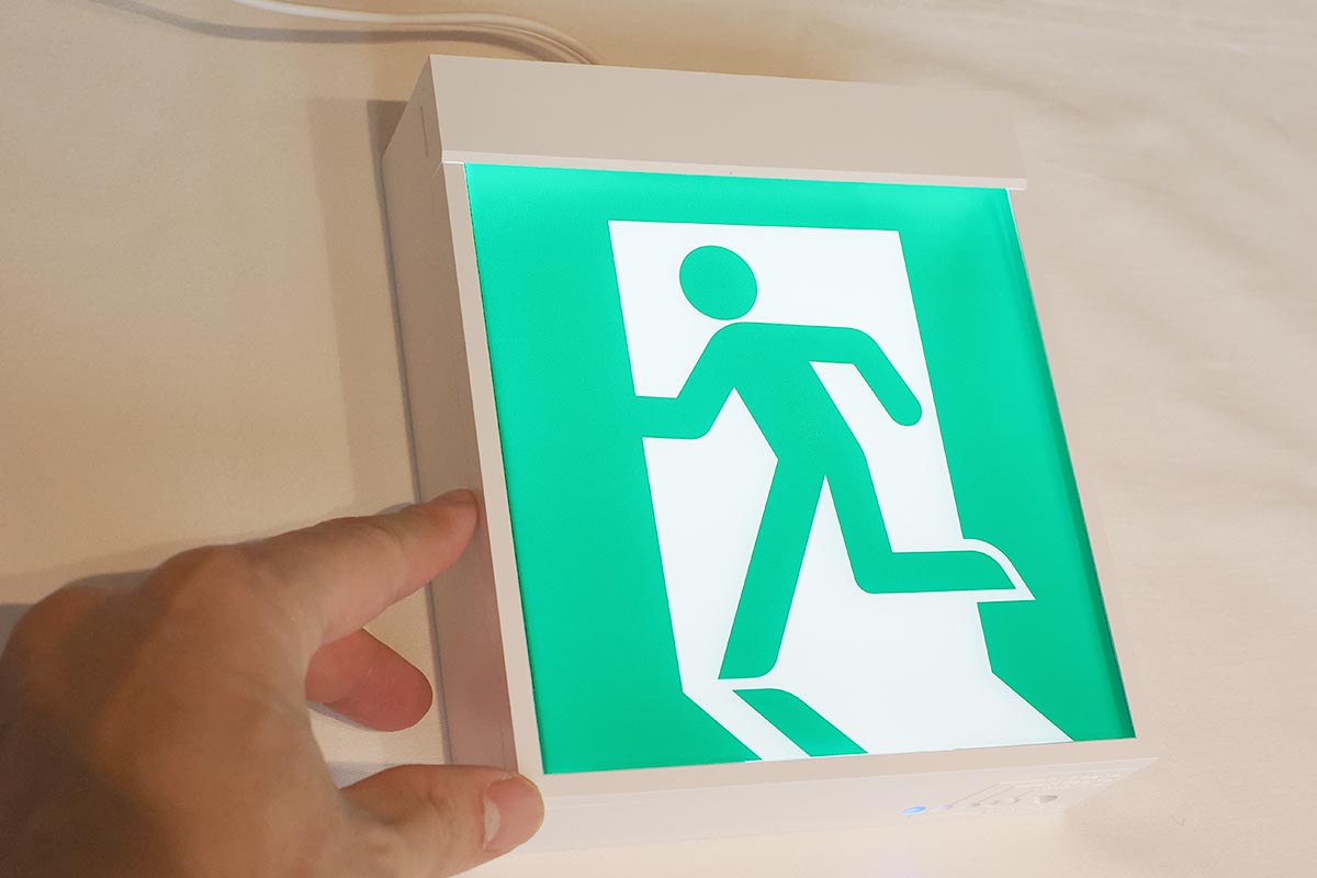 非常口の誘導灯に新機能、自動点検で時短に パナソニック - 家電 Watch