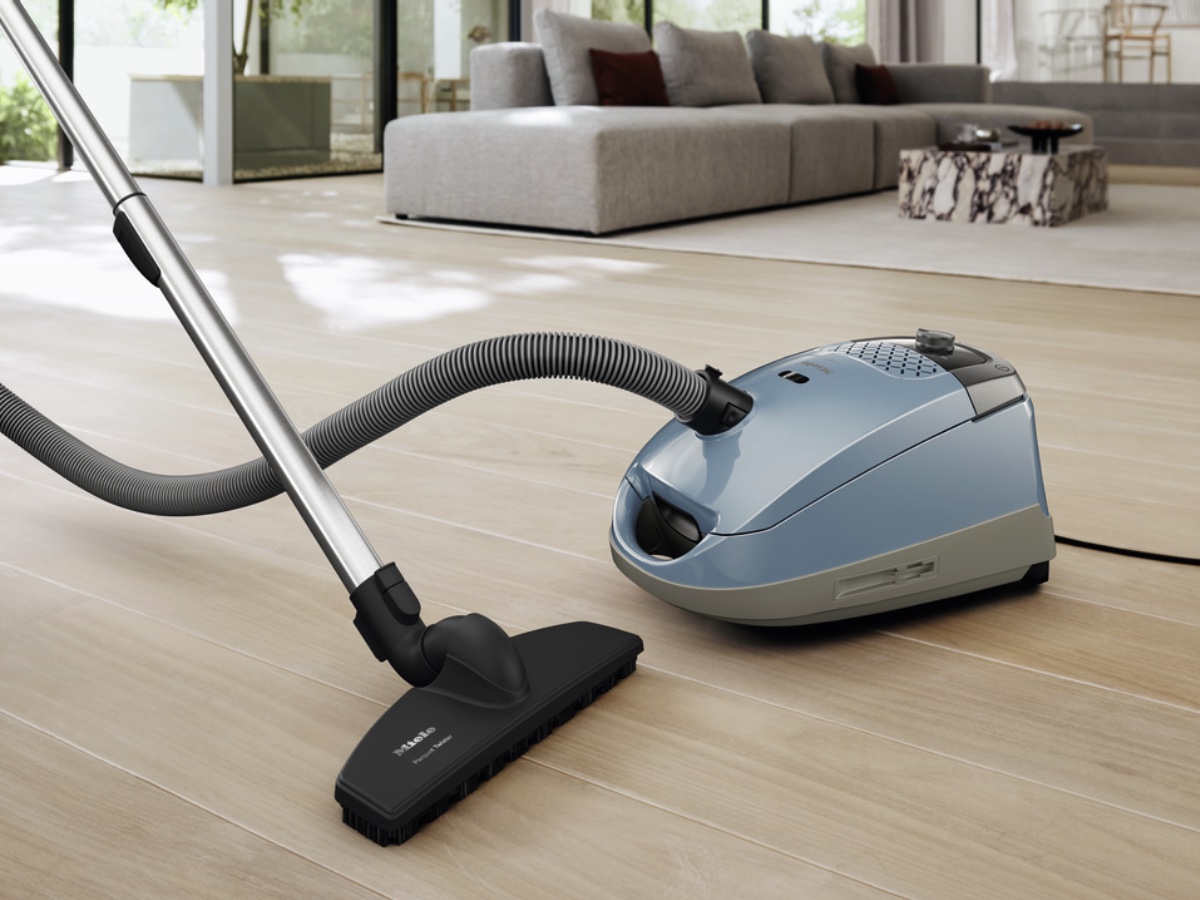 ミーレ、紙パックのキャニスター掃除機 軽くなって操作性アップ - 家電