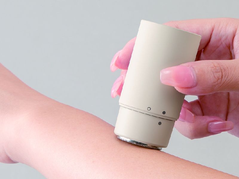 ニトリのフェイス&ボディシェーバー、肌に触れるとスイッチON - 家電 Watch