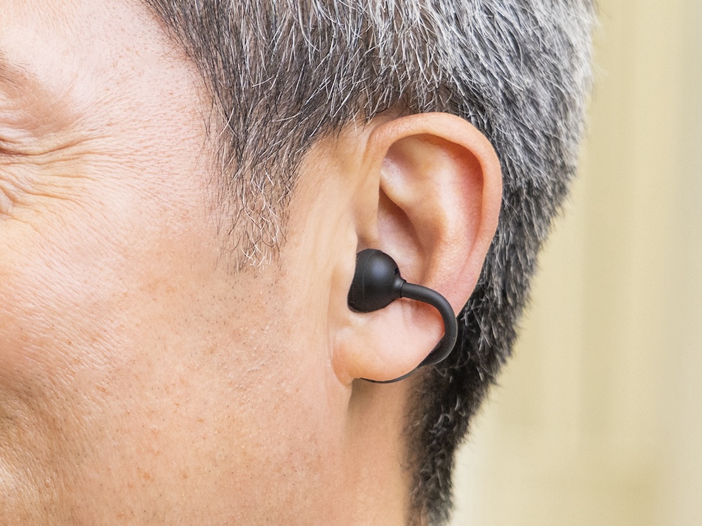 ミライスピーカーの集音器、耳ふさがないイヤカフ型で疲れにくい