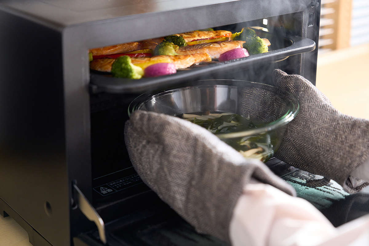 パナソニック、焼き鮭と味噌汁を同時に作れるビストロオーブン - 家電