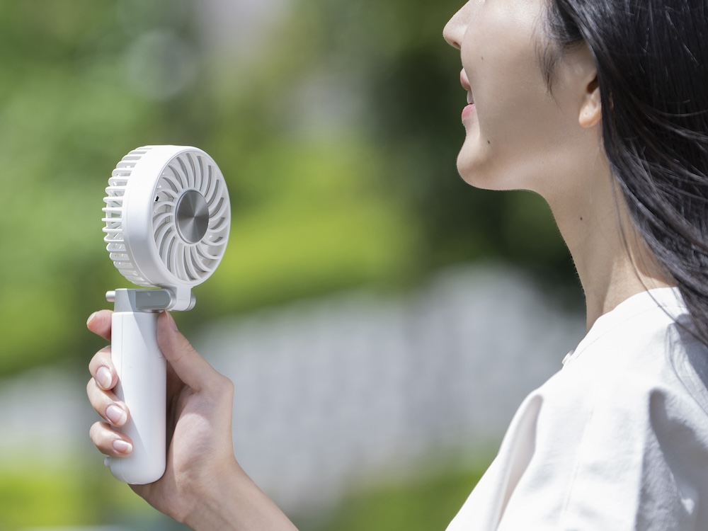 シロカ、じゃら付けで飾れるハンディファン 冷却プレート付き - 家電 Watch