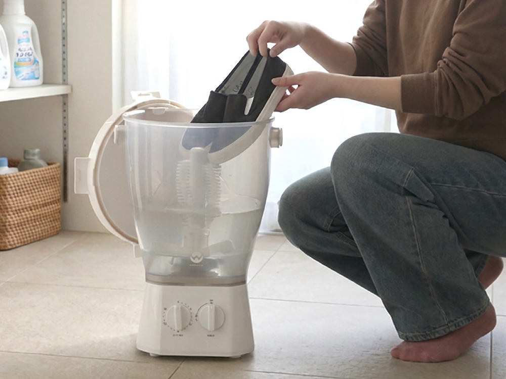 上履きをブラシでゴシゴシ洗うバケツ洗濯機 - 家電 Watch