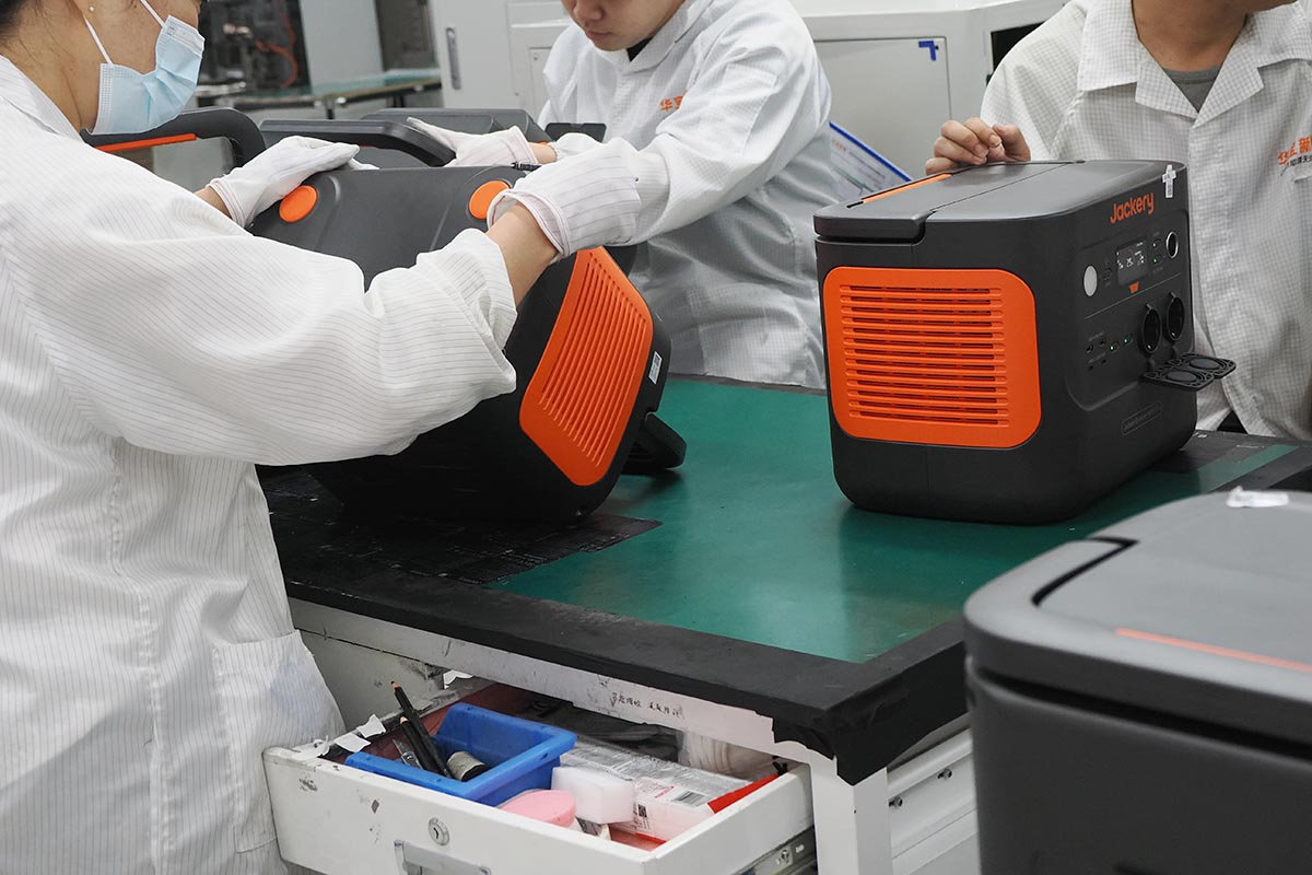 トピック】瓦型ソーラーパネル、走る電源ロボットも Jackeryポタ電の
