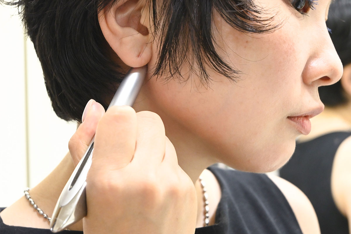ポスポス」でアラフォーのゆるみ顔はケアできる? ペン型美顔器使ってみ