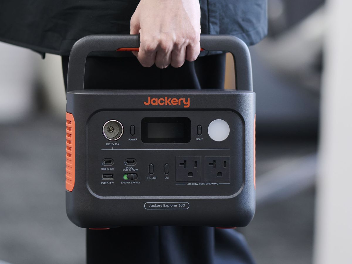 Jackeryの小さめポータブル電源 AC出力2ポート搭載 - 家電 Watch