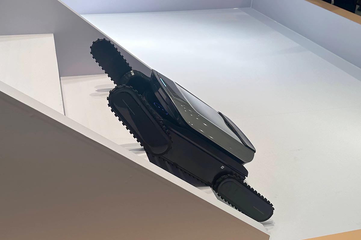 階段をスイスイ上るロボット掃除機Cyber X、日本初披露 - 家電 Watch