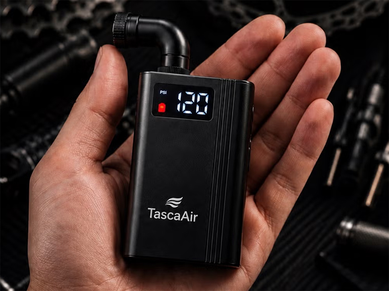 手のりサイズの電動空気入れ 120PSIまでのタイヤに対応 - 家電 Watch