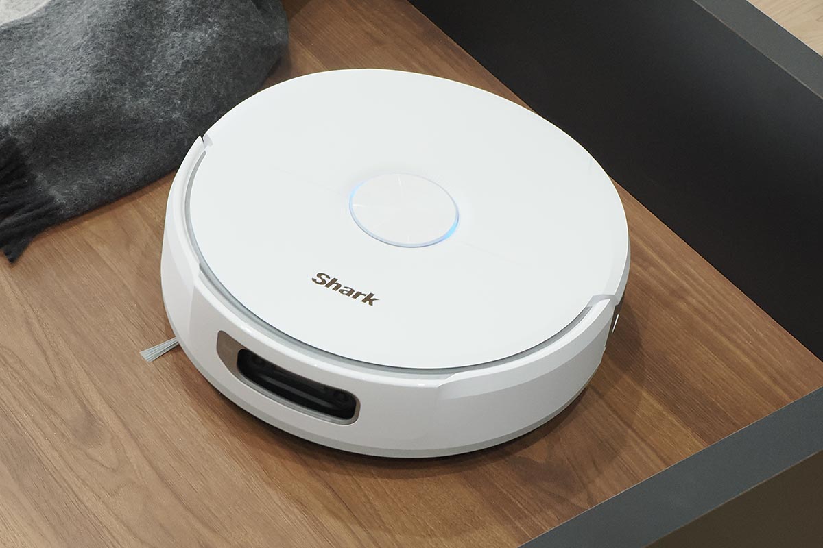 シャークのロボット掃除機登場 ワイドなローラーモップで水拭き - 家電