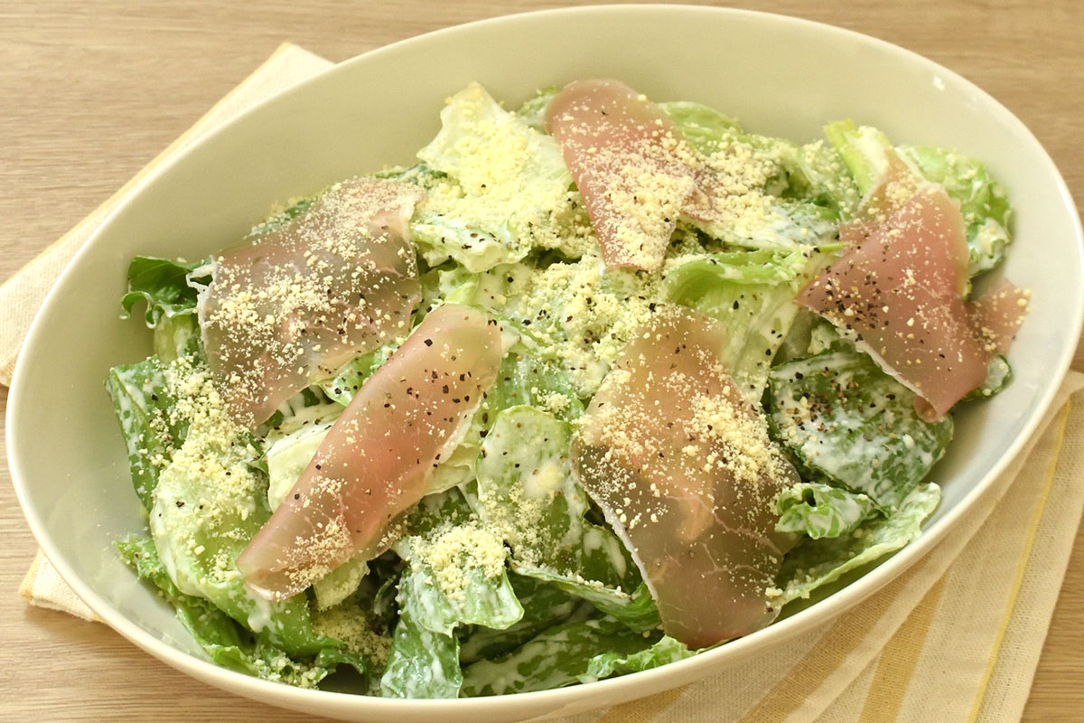簡単に野菜たっぷり食べられる「シーザー風生ハムサラダ」