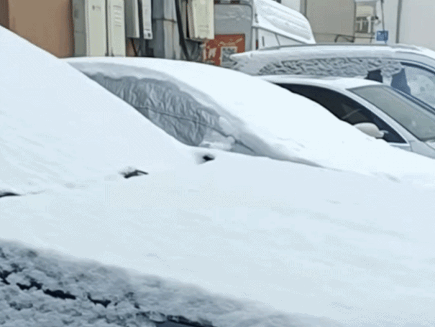 手のひらサイズ充電式ブロワー、高速モーターで洗車や積雪対策にも