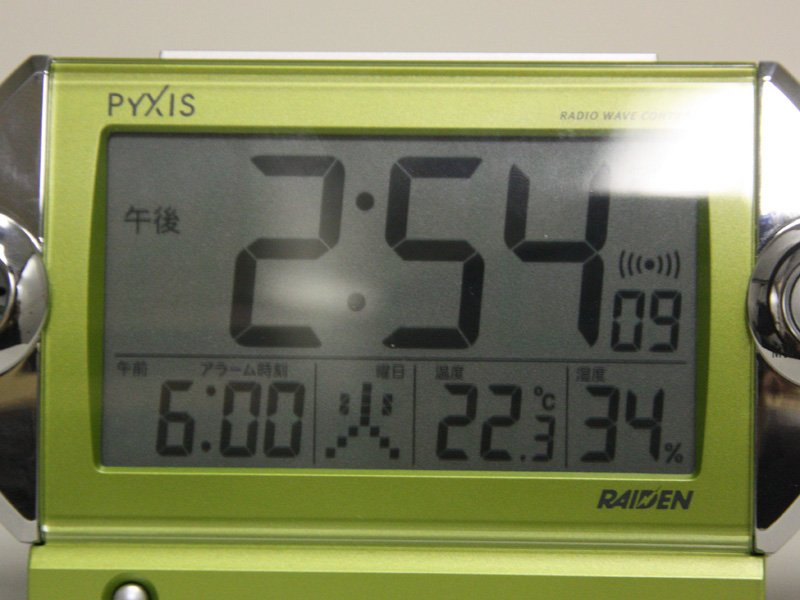 デジタル時計に加え、日付、曜日、温度、湿度も表示できる。なお、アラームをONにすると、写真のようにアラーム時間が表示される