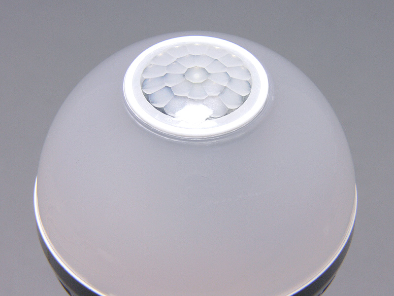 電球の先端に直径25mmの「人感センサー」が付いている。体温のある人の動きに反応する